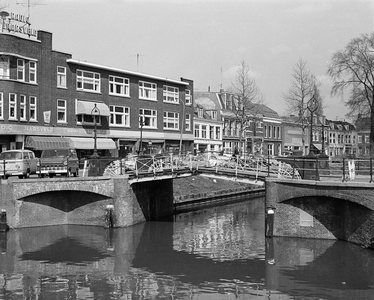 83456 Gezicht op de Weerdbrug over de Stadsbuitengracht te Utrecht, vanaf de Nieuwekade, met links panden aan de ...